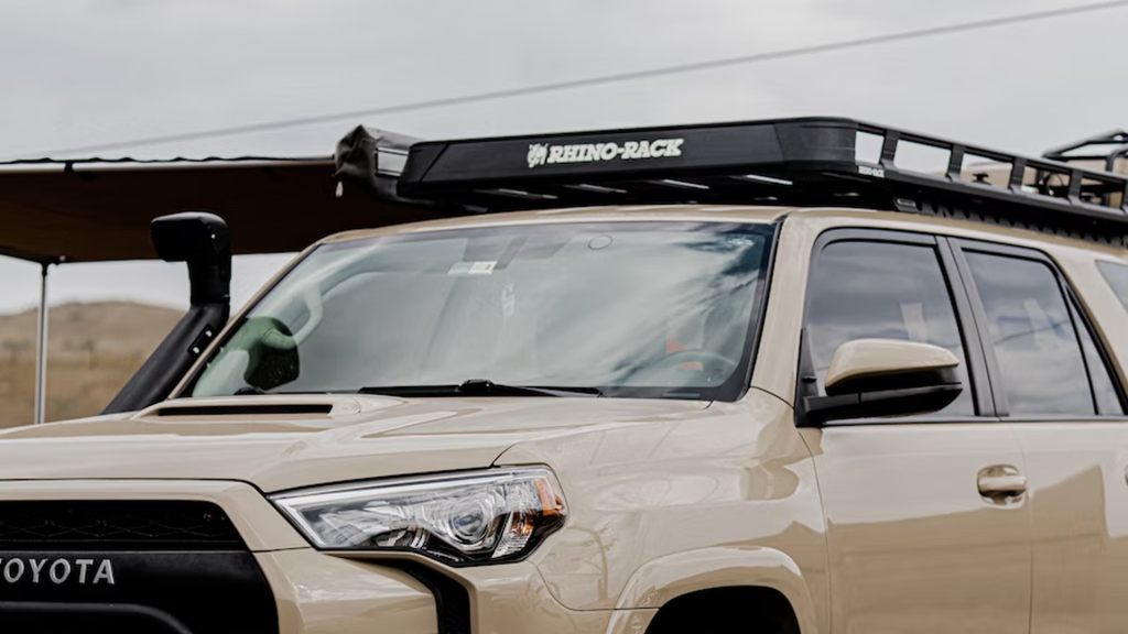 Removable roof cargo basket